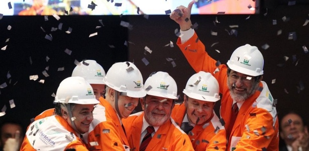 Com jaqueta da Petrobras, Lula (no centro) aperta campainha da Bolsa; veja fotos
