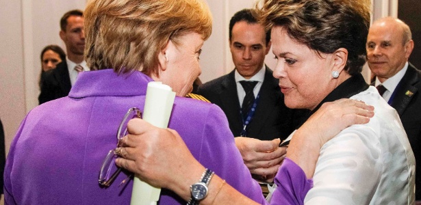 A presidente Dilma Rousseff cumprimenta a chanceler alemã, Angela Merkel, em evento no México, em 2012