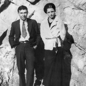 Foto tirada no início dos anos 1930 mostra casal de gângsteres Bonnie Parker e Clyde Barrow