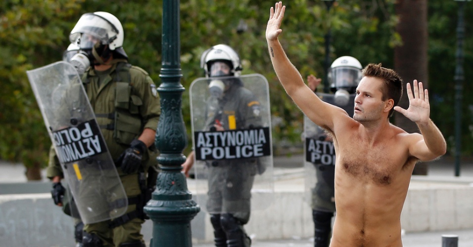 9out2012---manifestantes-e-policiais-se-enfrentaram-durante