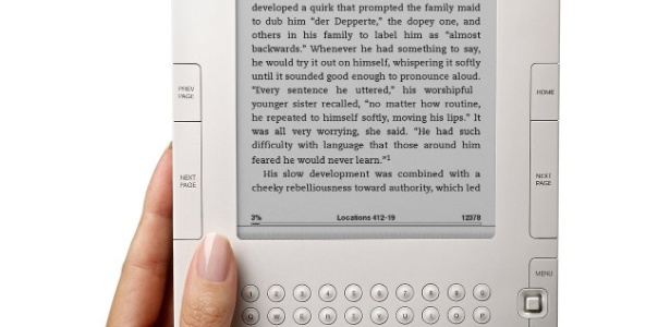 O mais novo Kindle custa US$ 114. A Amazon venderá o seu leitor de livros eletrônicos a este preço mais baixo porque exibirá propagandas como protetores de tela e na parte inferior da tela inicial - Divulgação