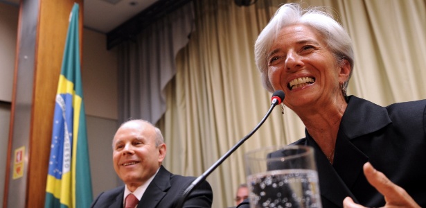 30.mai.2011 - Guido Mantega e  Christine Lagarde durante entrevista coletiva - Evaristo Sa/AFP