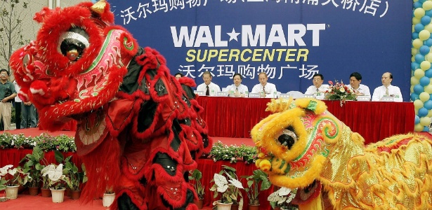 Cerimônia de inauguração de loja do Walmart em Xangai, na China - Eugene Hoshiko/AP