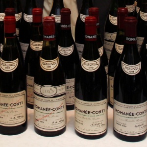Um lote com 12 garrafas de Romanée-Conti foi leiloado por R$ 1,1 milhão em Hong Kong - Bobby Yip/Reuters