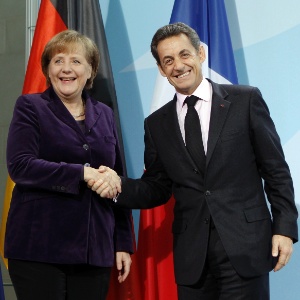 A chanceler alemã, Angela Merkel, e o então presidente francês Nicolas Sarkozy, em Berlim para discutir a crise na zona do euro, em janeiro deste ano - Fabrizio Bensch/Reuters