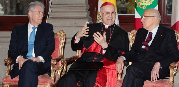 O premiê italiano, Mario Monti (à esq.), em conversa com o secretário de Estado do Vaticano, cardeal Tarcisio Bertone (centro), e o presidente italiano, Giorgio Napolitano - Gregorio Borgia/Pool/Reuters