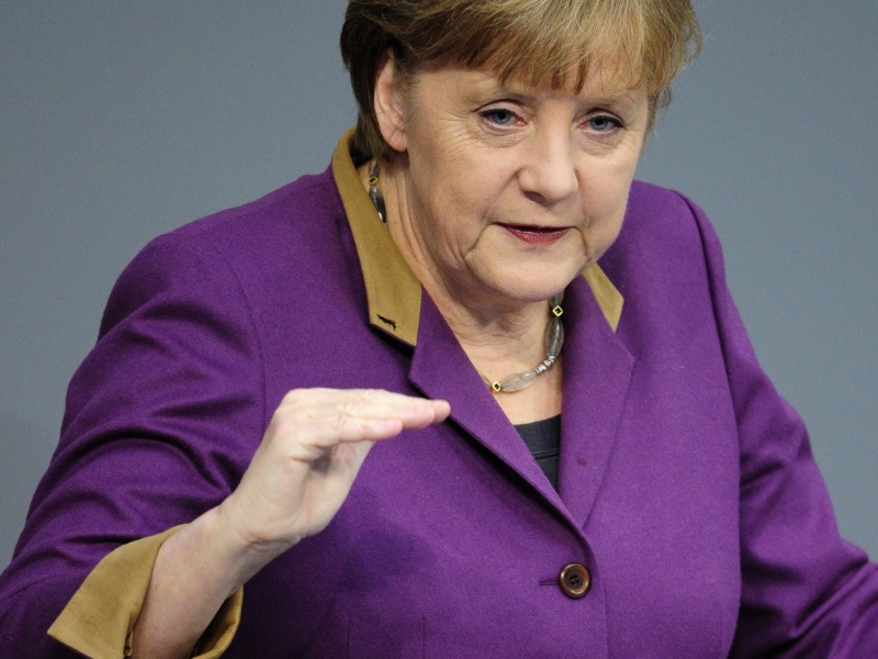 A chanceler alemã, Angela Merkel, fala ao Parlamento, em Berlim, antes da votação do pacote de ajuda à Grécia