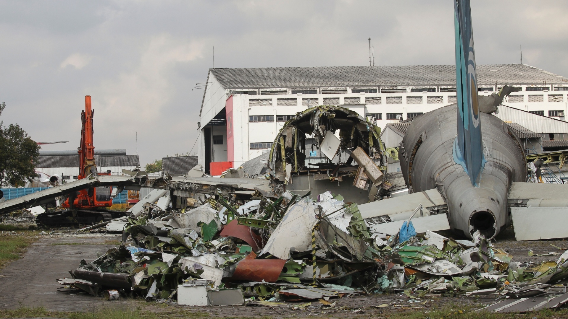Avião da Vasp, modelo A300, está sendo desmontado no aeroporto de Congonhas, em SP. O dinheiro arrecadado com a venda da sucata erá destinado para o pagamento de ex-funcionários e credores da antiga empresa de aviacao - Moacyr Lopes Junior/Folhapress