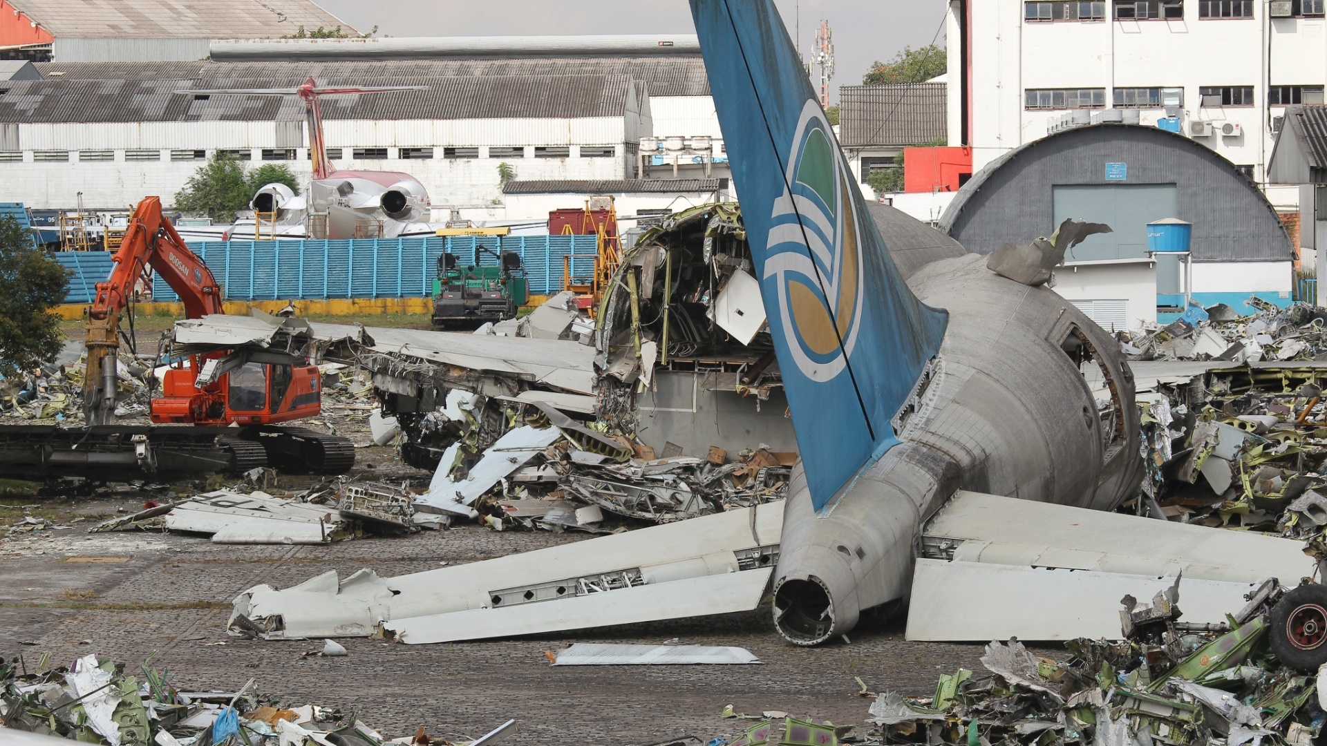 Avião da Vasp, modelo A300, está sendo desmontado no aeroporto de Congonhas, em SP. O dinheiro arrecadado com a venda da sucata será destinado para o pagamento de ex-funcionários e credores da antiga empresa de aviacao - Moacyr Lopes Junior/Folhapress