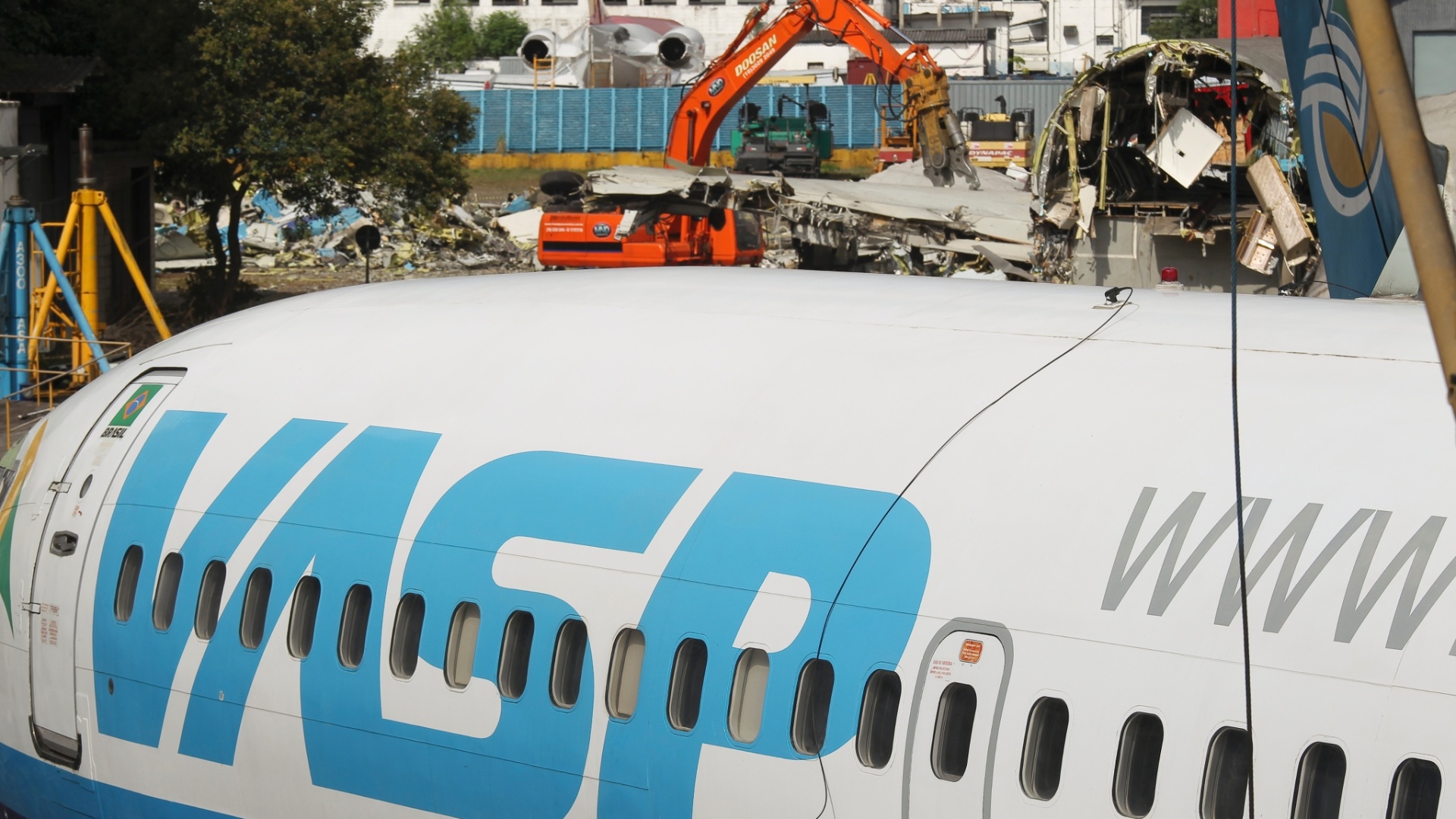 Avião da Vasp, modelo A300, está sendo desmontado no aeroporto de Congonhas, em SP. O dinheiro arrecadado com a venda da sucata será destinado para o pagamento de ex-funcionários e credores da antiga empresa de aviacao - Moacyr Lopes Junior/Folhapress