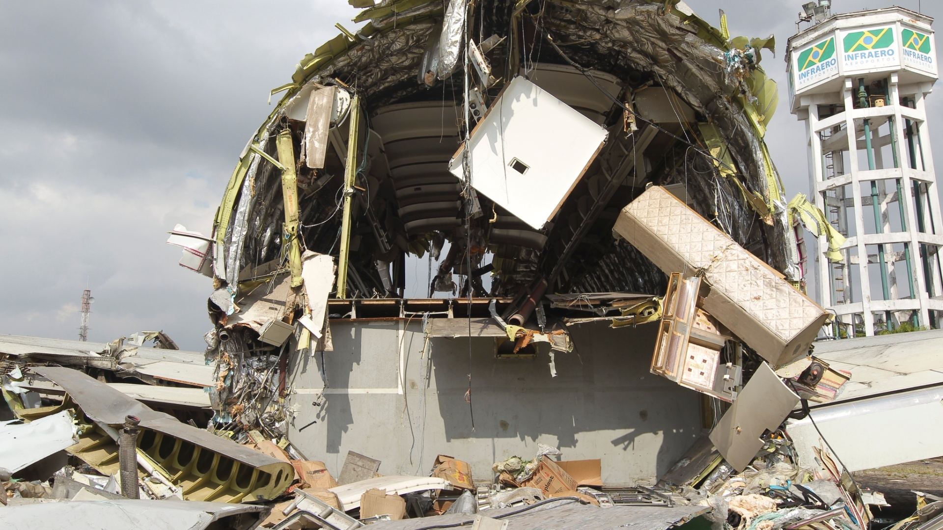 Avião da Vasp, modelo A300, está sendo desmontado no aeroporto de Congonhas, em SP. O dinheiro arrecadado com a venda da sucata será destinado para o pagamento de ex-funcionários e credores da antiga empresa de aviacao - Moacyr Lopes Junior/Folhapress