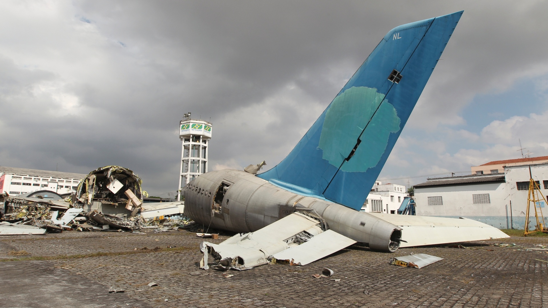 Avião da Vasp, modelo A300, está sendo desmontado no aeroporto de Congonhas, em SP. O dinheiro arrecadado com a venda da sucata será destinado para o pagamento de ex-funcionários e credores da antiga empresa de aviacao - Moacyr Lopes Junior/Folhapress