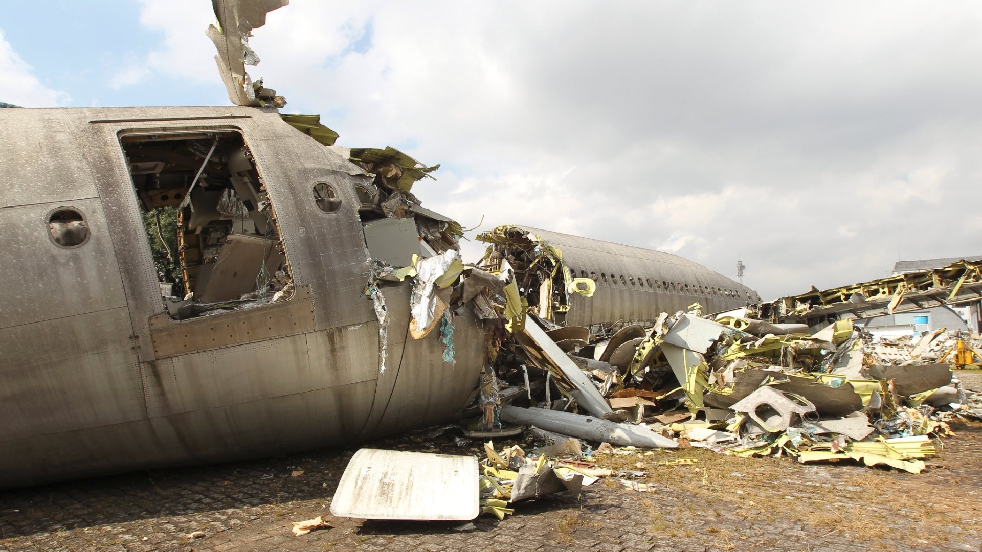 Avião da Vasp, modelo A300, está sendo desmontado no aeroporto de Congonhas, em SP. O dinheiro arrecadado com a venda da sucata será destinado para o pagamento de ex-funcionários e credores da antiga empresa de aviacao - Moacyr Lopes Junior/Folhapress