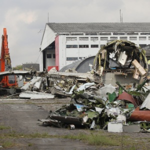 Avião da Vasp, modelo A300, é desmontado no aeroporto de Congonhas