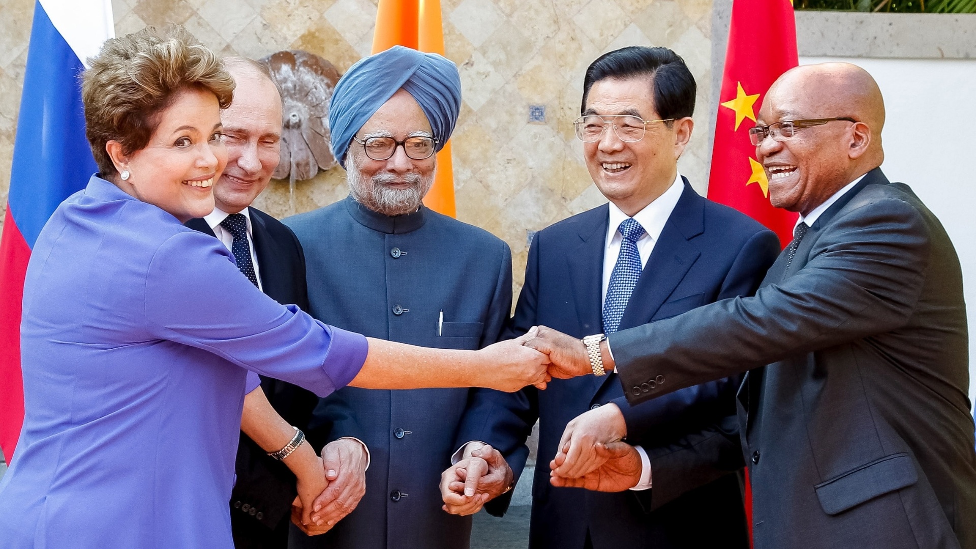 18.jun.12 - Da esquerda para a direita: a presidente Dilma Roussef; o presidente russo, Vladimir Putin; o premiê indiano, Manmohan Singh; o líder chinês, Hu Jintao; e o presidente da África do Sul, Jacob Zuma. Os líderes posam para foto após reunião dos Brics, bloco que reúne os cinco países. O encontro aconteceu paralelamente à cúpula do G20, em Los Cabos, no México - Roberto Stuckert Filho/HO/Presidência do Brasil/AFP