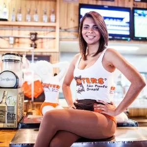 Hooters, fast food com garçonetes sensuais, fecha 3 das 4 unidades