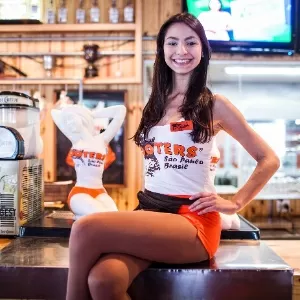 Hooters, fast food com garçonetes sensuais, fecha 3 das 4 unidades