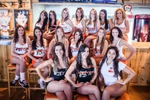 Hooters, fast food com garçonetes sensuais, fecha 3 das 4 unidades