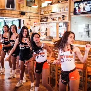 Hooters, fast food com garçonetes sensuais, fecha 3 das 4 unidades