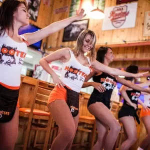 Hooters, fast food com garçonetes sensuais, fecha 3 das 4 unidades