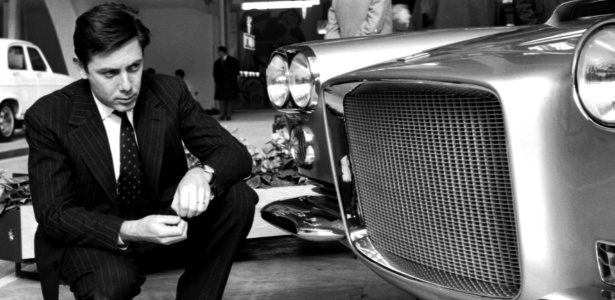 Sergio Pininfarina observa uma Ferrari em Turim, na Itália, em foto tirada em 4 de abril de 1959, e divulgada no dia de sua morte, em 3 de julho de 2012 - AP Photo/Silvio Durante, Lapresse