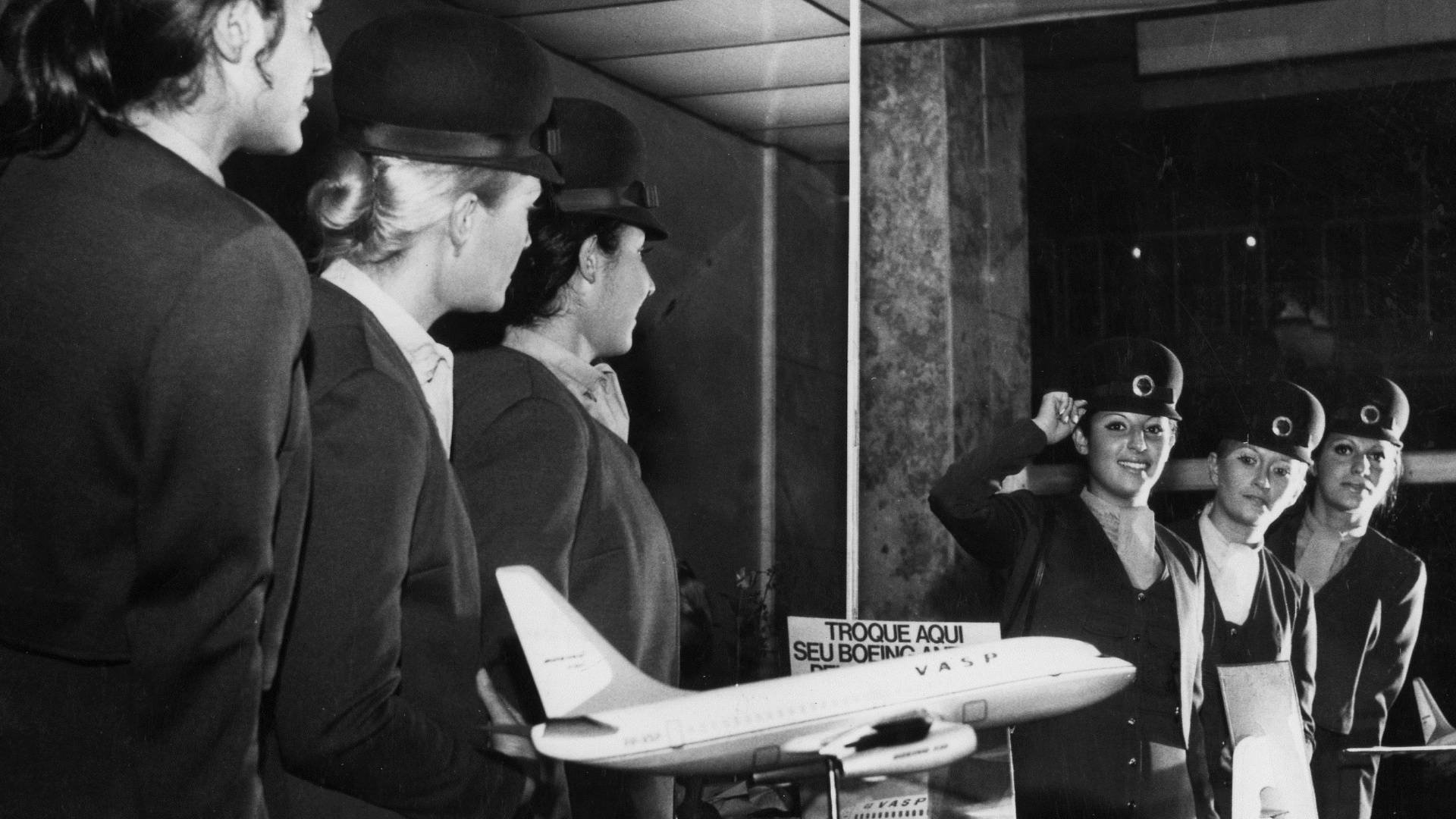 Aeromoças Lenita, Erica e Evely mostram novos uniformes da Vasp - Divulgação