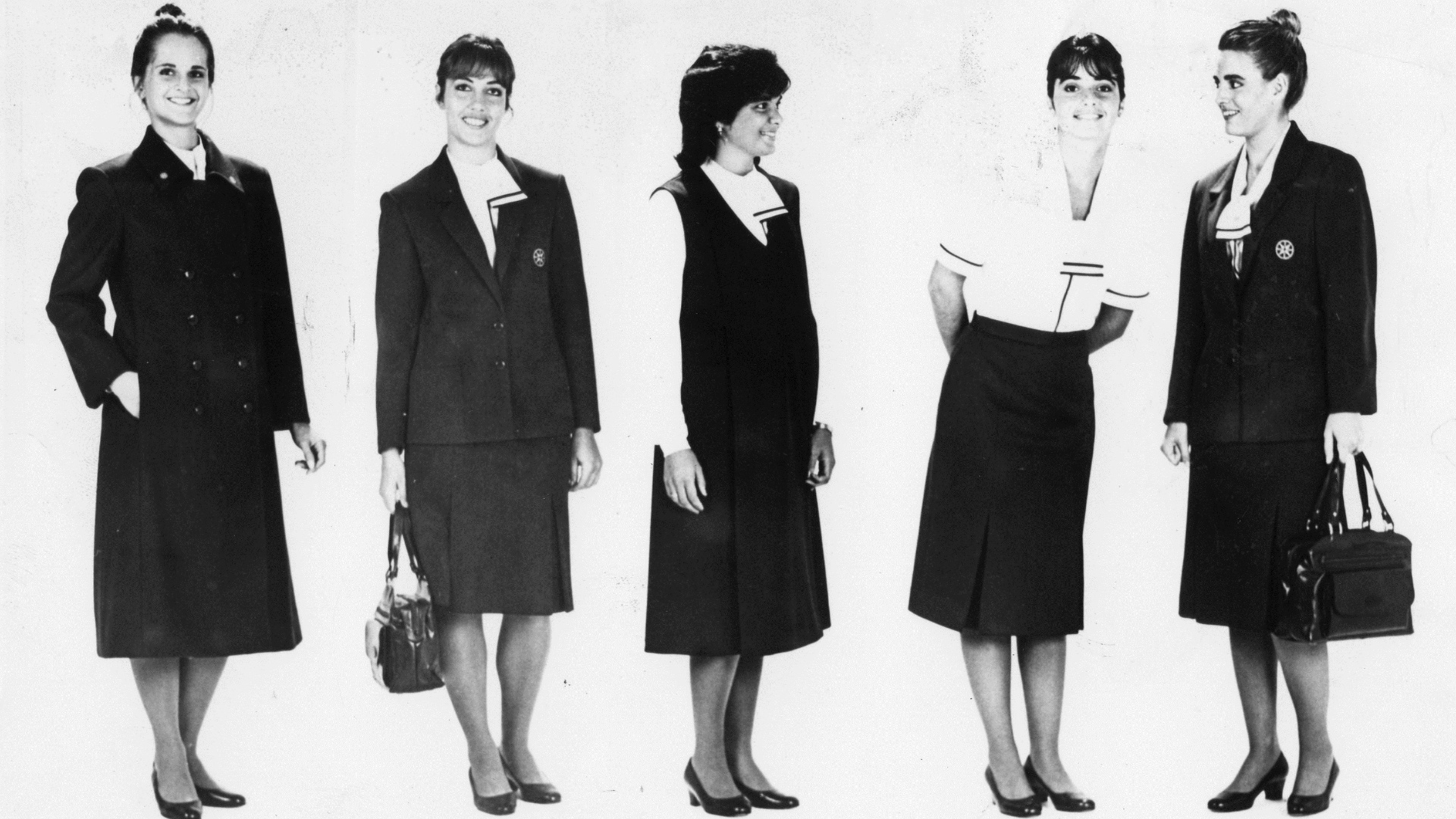 Aeromoças mostram uniforme da Varig em 1988 - Divulgação