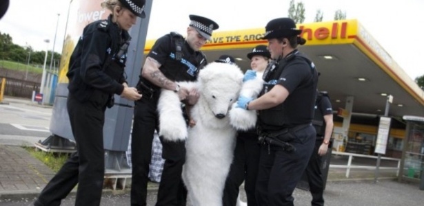 Ativista do Greenpeace fantasiado de urso polar é levado por policias para a delegacia - Divulgação