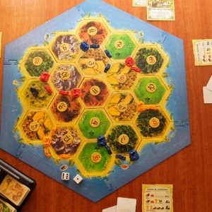 Colonist inspira-se no jogo de tabuleiro Settlers of Catan e pode