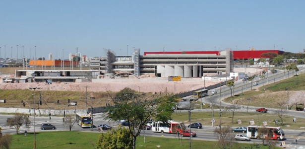Obras do polo industrial de Itaquera, ao lado do futuro estádio do Corinthians, agosto 2012