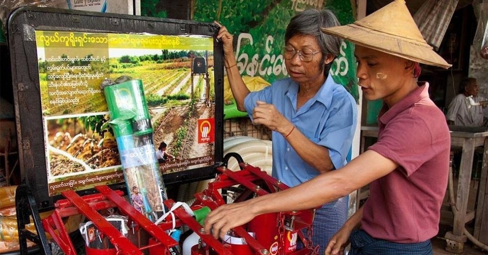 Jim Taylor e Debbie Aung Din Taylor, da Proximity Designs, de Myanmar, que promove o desenvolvimento rural comercializando produtos agrícolas simples e de alta eficiência 