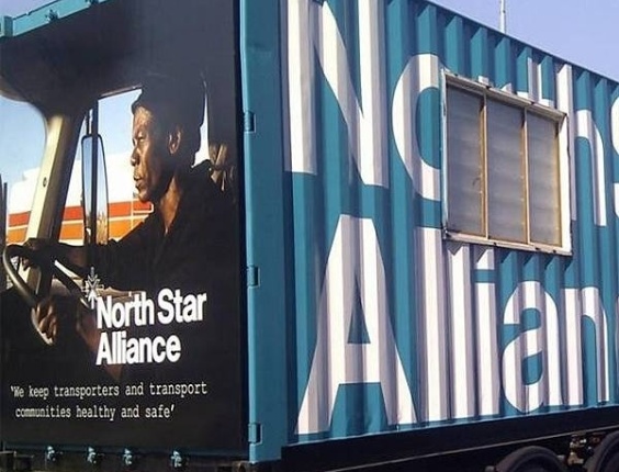 Paul Matthew Scott, da North Star Alliance, África do Sul, montou nas estradas clínicas que oferecem aos caminhoneiros acesso gratuito a serviços primários e especializados 