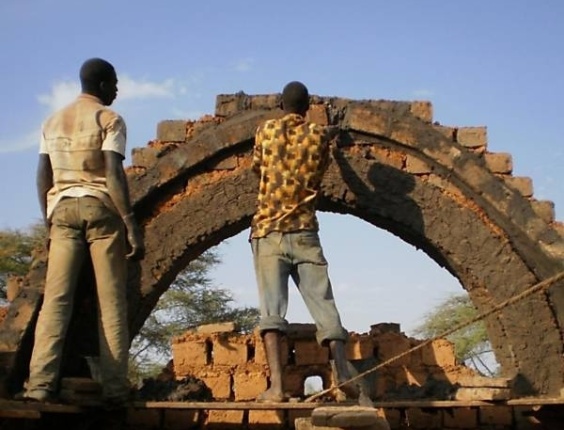 Thomas Granier e Seri Youlou, da Association la Voute Nubienne, África, capacita agricultores a construírem moradias com telhado abobado feito de tijolo de ecológico 