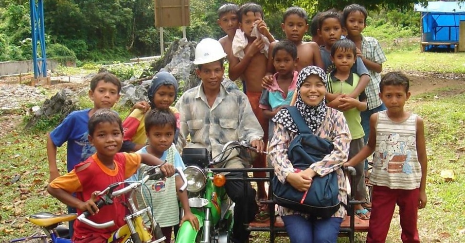 Tri Mumpuni, da Ibeka, Indonésia, estabelece parcerias com comunidades rurais para a construção de miniusinas hidrelétricas 