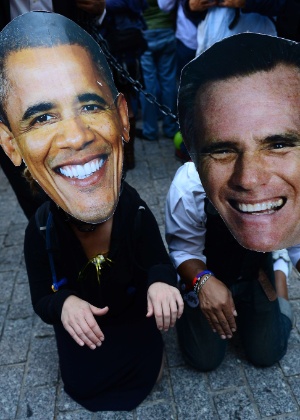Manifestantes do movimento "Occupy Wall Street" vestem máscara com os rostos do presidente e do vice-presidente dos EUA  - Adrees Latif/Reuters