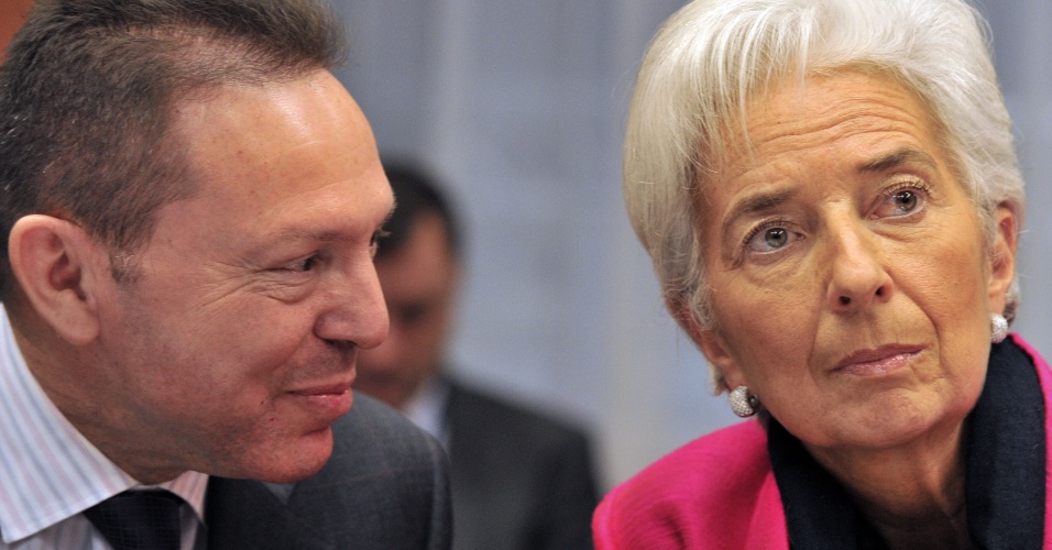Na foto, o ministro das Finanças grego, Yannis Stournaras, e a diretora-gerente do Fundo Monetário Internacional (FMI), Christine Lagarde, em reunião em Bruxelas (Bélgica)