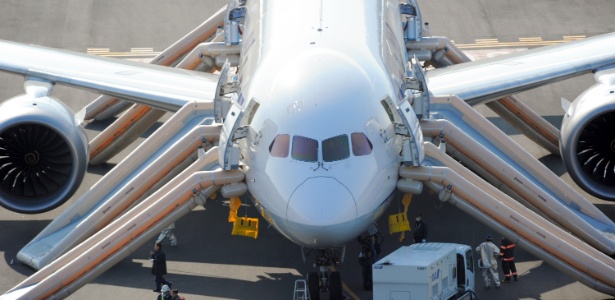 Um Boeing 787 Dreamliner da companhia aérea japonesa All Nippon Airways (ANA) fez um pouso não programado, nesta quarta-feira (16), no aeroporto de Takamatsu, no sul do Japão - Noboru Tomura/AP