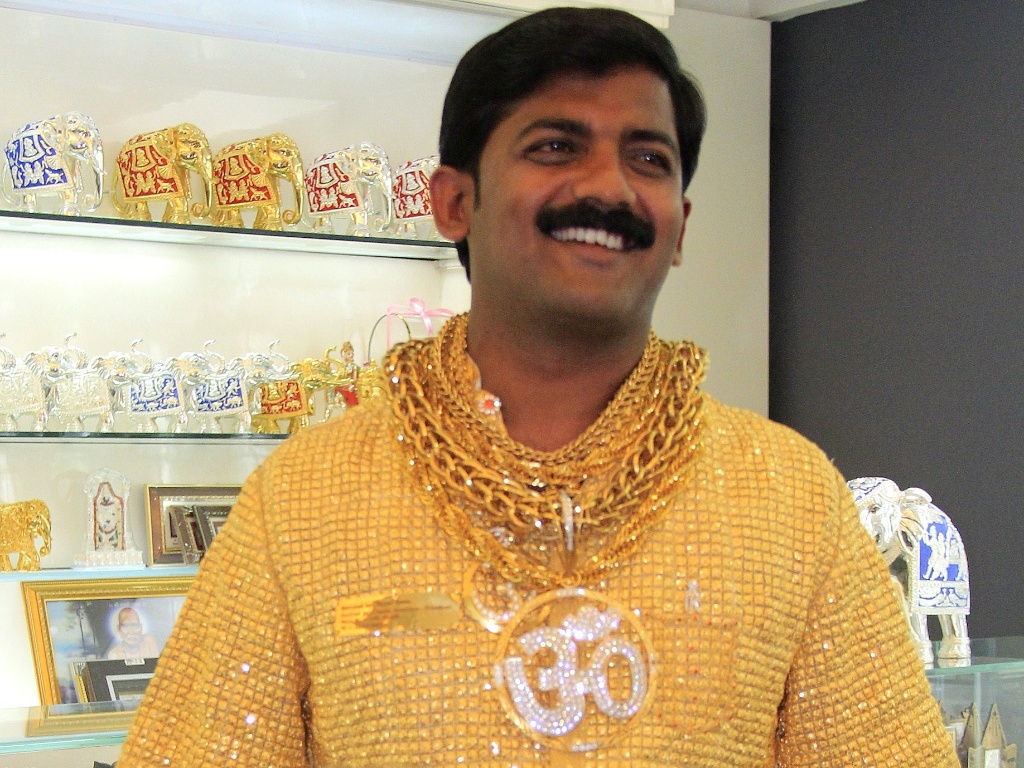 31jan2013---o-empresario-indiano-datta-phuge-mandou-confeccionar-uma-camisa-de-ouro-para-ele-1359644315746_1024x768.jpg