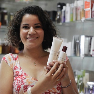 Luana Ortega começou a vender produtos por catálogo há dois anos; hoje mantém uma loja própria - Fernando Donasci/UOL
