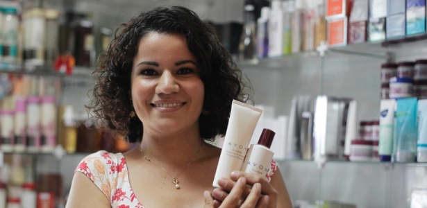 Luana Ortega começou a vender produtos por catálogo há dois anos; hoje mantém uma loja própria - Fernando Donasci/UOL