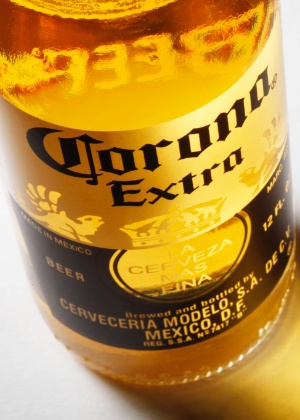 Cerveja Corona Extra, fabricada pelo Grupo Modelo