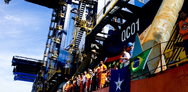 Trabalhadores do Porto de Santos invadiram o navio chinês Zhen Hua 10 nesta segunda-feira (18) - Marcelo Justo/Folhapress
