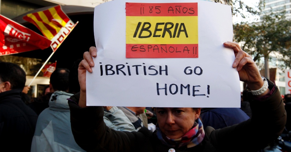20.fev.2013 - Trabalhador segura placa "Iberia espanhola 85 anos, vão para casa ingleses!" em protesto contra demissões.