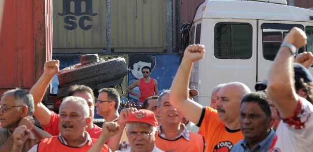 Trabalhadores fazem manifestação no porto de Santos, o maior da América Latina - Alex Almeida/UOL
