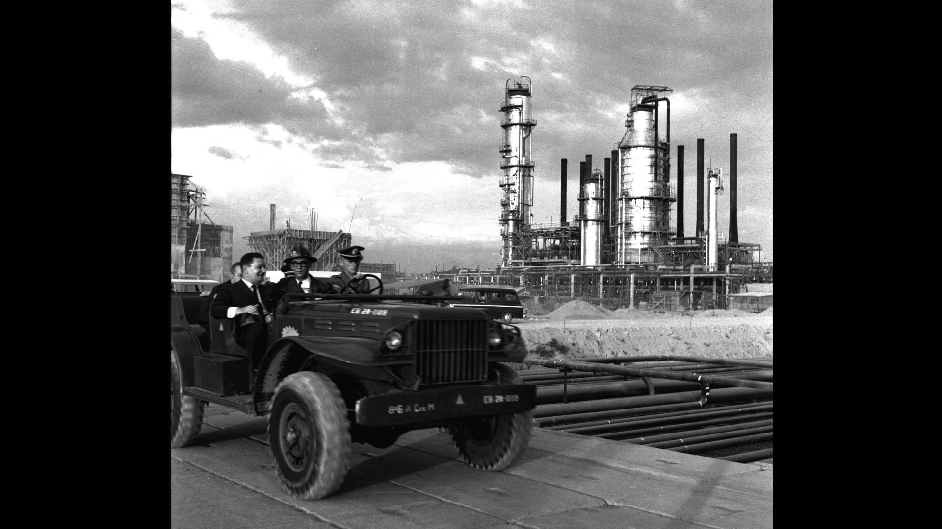 O Presidente da República Juscelino Kubitschek, o Presidente da Petrobras Idálio Sardenberg e demais autoridades durante a inauguração da Refinaria Duque de Caxias (REDUC), em 1961 - José Vieira Trovão
