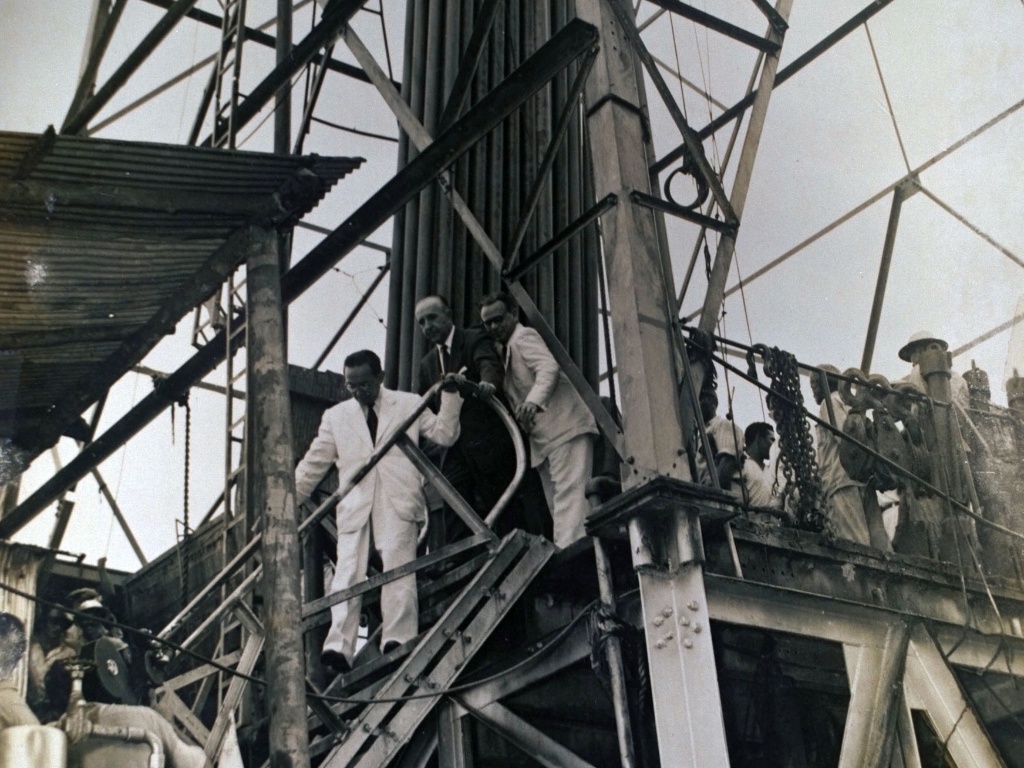 Visita do Presidente da República Café Filho e do Presidente da Petrobras Arthur Levy ao campo de Nova Olinda Petrobras - Agência Nacional